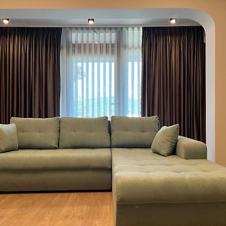 Apart Central Orsova Luaran gambar