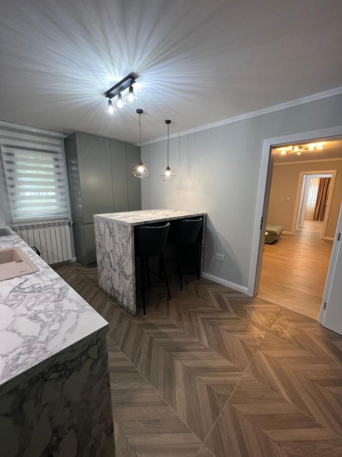 Apart Central Orsova Luaran gambar