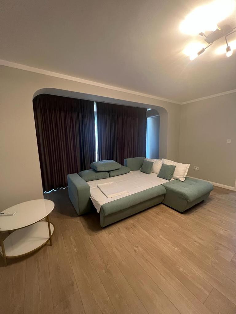 Apart Central Orsova Luaran gambar